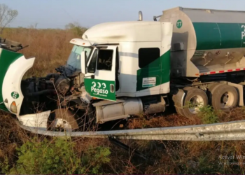 TRÁILER IMPACTA A CAMIÓN DE CERVEZAS SOBRE LA VÍA MÉRIDA-CANCÚN