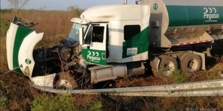 TRÁILER IMPACTA A CAMIÓN DE CERVEZAS SOBRE LA VÍA MÉRIDA-CANCÚN