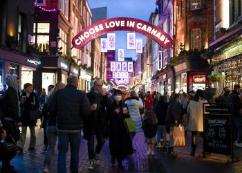 EUFORIA EN LAS CALLES DE INGLATERRA AL LEVANTARSE RESTRICCIONES