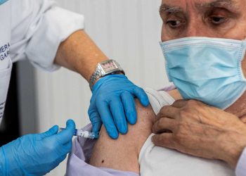 AL MENOS TRES ABUELOS HAN SIDO VACUNADOS CON JERINGAS VACÍAS EN MÉXICO