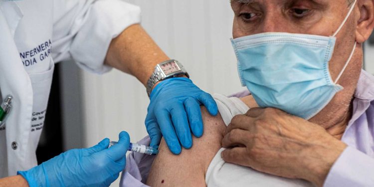 AL MENOS TRES ABUELOS HAN SIDO VACUNADOS CON JERINGAS VACÍAS EN MÉXICO