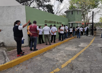 INOCULAN VACUNAS SOBRANTES PARA EL COVID-19 A PERSONAL DE SALUD