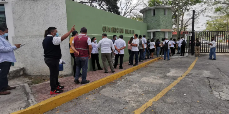 INOCULAN VACUNAS SOBRANTES PARA EL COVID-19 A PERSONAL DE SALUD