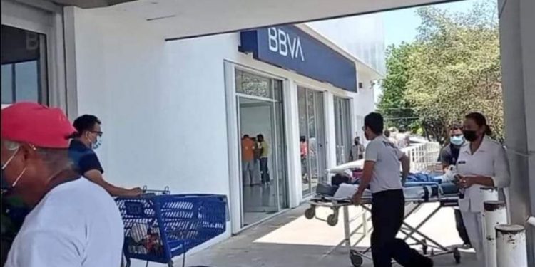 HUMILLA BBVA A CUENTAHABIENTE DE CHETUMAL; LE OBLIGA A IR EN CAMILLA PARA UN TRÁMITE