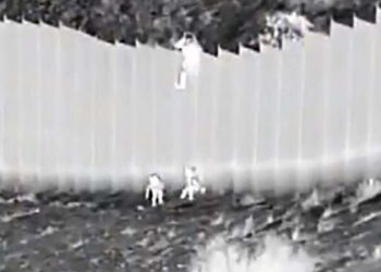 LANZAN A DOS NIÑAS ECUATORIANAS DESDE LO ALTO DEL MURO FRONTERIZO MÉXICO-EU