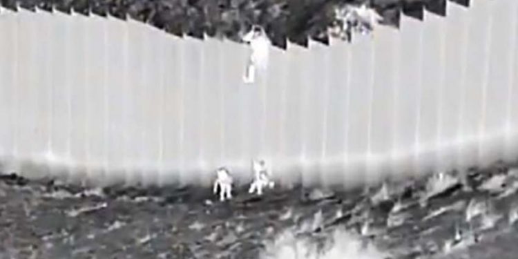 LANZAN A DOS NIÑAS ECUATORIANAS DESDE LO ALTO DEL MURO FRONTERIZO MÉXICO-EU