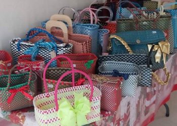 OFERTAN BOLSAS ARTESANALES FRENTE A LA CROC EN KANTUNILKÍN
