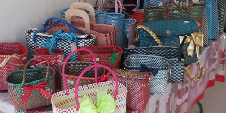 OFERTAN BOLSAS ARTESANALES FRENTE A LA CROC EN KANTUNILKÍN