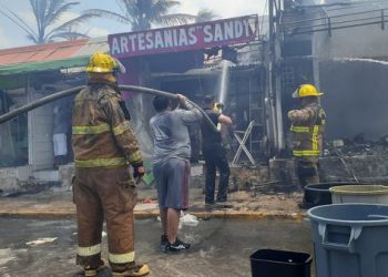 REALIZAN AUTORIDADES Y CIUDADANÍA ACCIONES PARA SOFOCAR INCENDIO EN LA RUEDA MEDINA