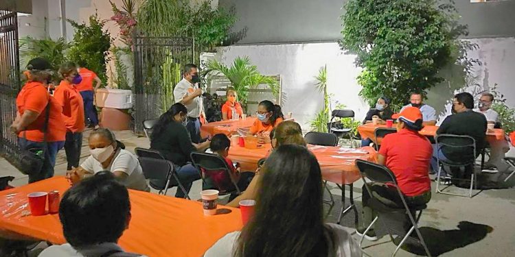 EL CANDIDATO EDUARDO OVANDO, VISITÓ Y PRESENTÓ SUS PROPUESTAS DE TRABAJO EL DÍA DE AYER A VECINOS DEL FRACCIONAMIENTO DEL MAYAB.