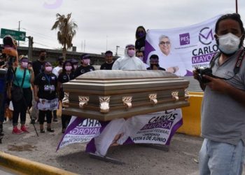 DENTRO DE UN ATAÚD: ASÍ ARRANCA SU CAMPAÑA UN CANDIDATO A DIPUTADO EN CIUDAD JUÁREZ