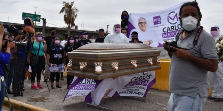 DENTRO DE UN ATAÚD: ASÍ ARRANCA SU CAMPAÑA UN CANDIDATO A DIPUTADO EN CIUDAD JUÁREZ