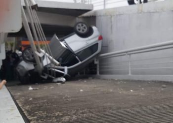 CAE AUTOMÓVIL DEL SEGUNDO PISO DEL ESTACIONAMIENTO DE PLAZA CRISTAL EN VILLAHERMOSA