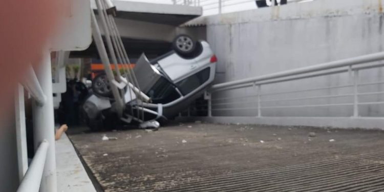 CAE AUTOMÓVIL DEL SEGUNDO PISO DEL ESTACIONAMIENTO DE PLAZA CRISTAL EN VILLAHERMOSA