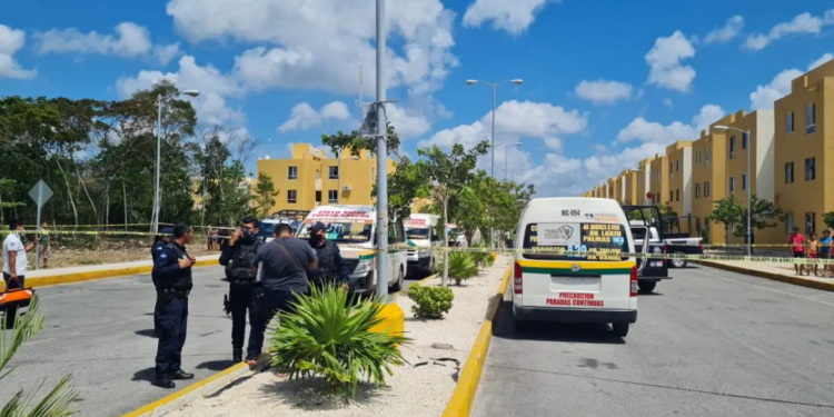 RAFAGUEAN PARADERO DE COMBIS EN CIELO NUEVO EN CANCÚN