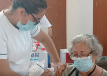 LA APLICACIÓN DE LAS SEGUNDAS DOSIS CONTRA EN COVID-19 PARA PERSONAS DE LA TERCERA EDAD EN CHETUMAL COMENZÓ CON RETRASOS.