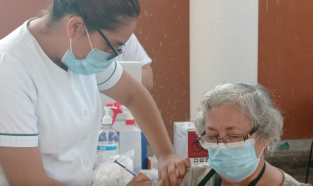 LA APLICACIÓN DE LAS SEGUNDAS DOSIS CONTRA EN COVID-19 PARA PERSONAS DE LA TERCERA EDAD EN CHETUMAL COMENZÓ CON RETRASOS.