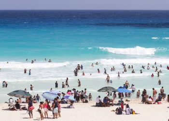 PESE AL COVID, LUCEN ABARROTADAS PLAZAS COMERCIALES Y PLAYAS DE CANCÚN