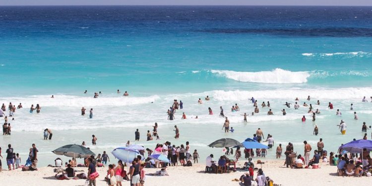 PESE AL COVID, LUCEN ABARROTADAS PLAZAS COMERCIALES Y PLAYAS DE CANCÚN