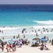 PESE AL COVID, LUCEN ABARROTADAS PLAZAS COMERCIALES Y PLAYAS DE CANCÚN