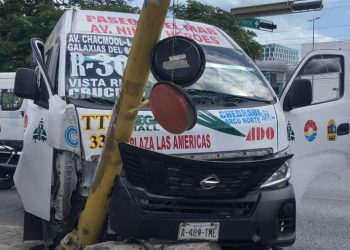 COMBI SE ESTRELLA CON UN POSTE DE AVENIDA TULUM