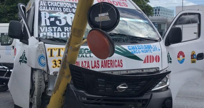 COMBI SE ESTRELLA CON UN POSTE DE AVENIDA TULUM