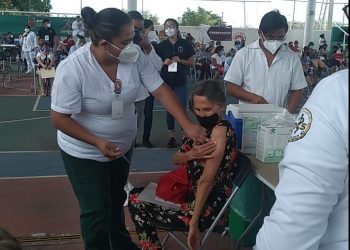 VACUNAN A FLORINDA MEZA EN EL «JACINTO CANEK» DE CANCÚN