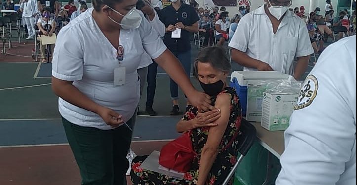 VACUNAN A FLORINDA MEZA EN EL «JACINTO CANEK» DE CANCÚN
