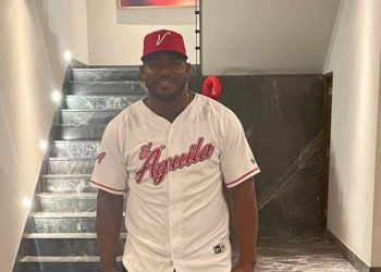 YASIEL PUIG YA LUCE LA CAMISETA DEL ÁGUILA