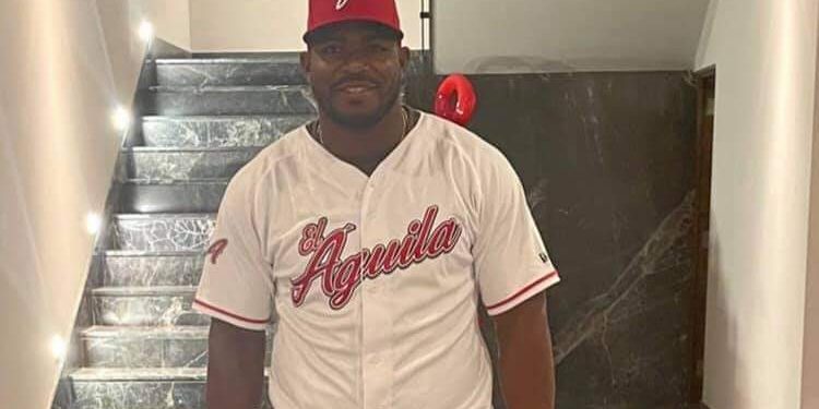 YASIEL PUIG YA LUCE LA CAMISETA DEL ÁGUILA