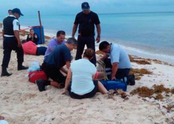 MUERE MUJER MENOR DE EDAD EN PLAYA DEL CARMEN A FALTA DE GUARDAVIDAS EN LA PLAYA