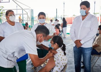 ELÍAS FARAH CEH, REALIZA RECORRIDO DURANTE LA APLICACIÓN DE VACUNAS CONTRA COVID-19 A PERSONAL DE SALUD