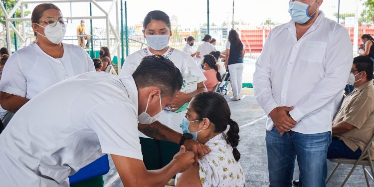 ELÍAS FARAH CEH, REALIZA RECORRIDO DURANTE LA APLICACIÓN DE VACUNAS CONTRA COVID-19 A PERSONAL DE SALUD