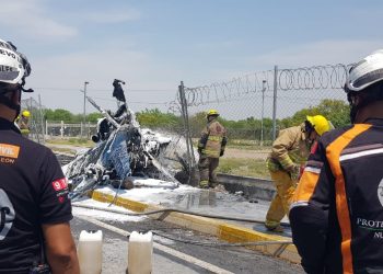 HELICÓPTERO SE DESPLOMA SOBRE CARRETERA EN NUEVO LEÓN