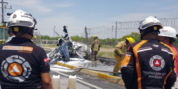 HELICÓPTERO SE DESPLOMA SOBRE CARRETERA EN NUEVO LEÓN