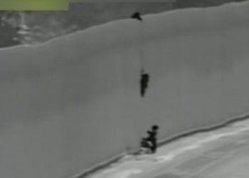 PUBLICAN VIDEO DE MADRE Y 2 NIÑOS PEQUEÑOS BAJANDO EL MURO CON UNA CUERDA
