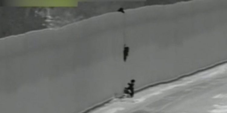 PUBLICAN VIDEO DE MADRE Y 2 NIÑOS PEQUEÑOS BAJANDO EL MURO CON UNA CUERDA