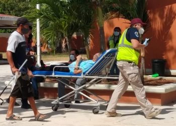 LO VACUNAN CONTRA COVID-19 Y RECAE