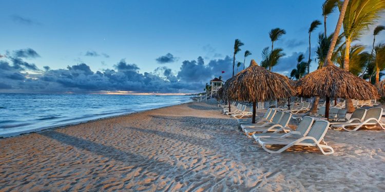 BAHIA PRINCIPE CONMEMORA EL DÍA INTERNACIONAL DE LA MADRE TIERRA CON LA LLEGADA DE LA PRIMERA TORTUGA DE LA TEMPORADA