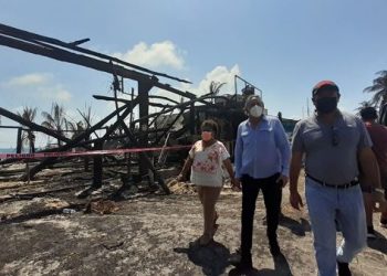 REALIZAN AUTORIDADES ESTATALES Y MUNICIPALES RECORRIDO DE VERIFICACIÓN DE DAÑOS TRAS INCENDIO EN ISLA MUJERES