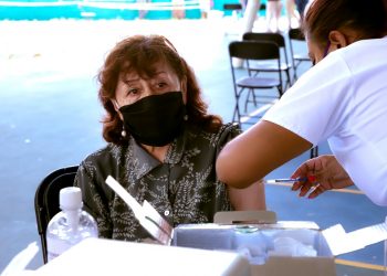 RECIBEN ADULTOS MAYORES SEGUNDA DOSIS DE VACUNA CONTRA COVID-19 EN TULUM