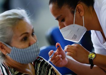HABITANTES DE COZUMEL DE LA TERCERA EDAD RECIBEN SEGUNDA DOSIS CONTRA COVID-19