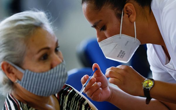 HABITANTES DE COZUMEL DE LA TERCERA EDAD RECIBEN SEGUNDA DOSIS CONTRA COVID-19