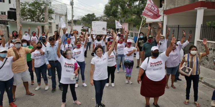 HABITANTES DE COLONIA CENTRO DAN ESPALDARAZO A JUANITA ALONSO
