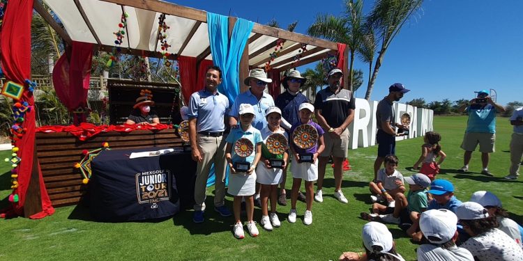 CARLOS ORTIZ DONA DINERO PARA IMPULSAR A LOS GOLFISTAS CAMPEONES UNIFIN
