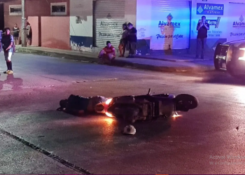 CANCÚN: CHOCAN MOTONETA Y BICI, AMBOS JINETES RESULTAN LESIONADOS