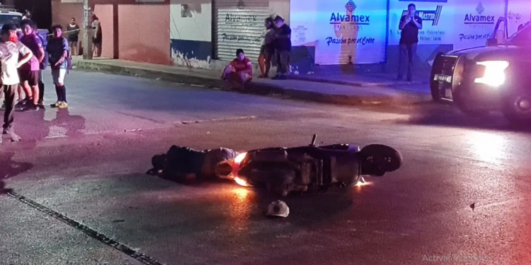 CANCÚN: CHOCAN MOTONETA Y BICI, AMBOS JINETES RESULTAN LESIONADOS