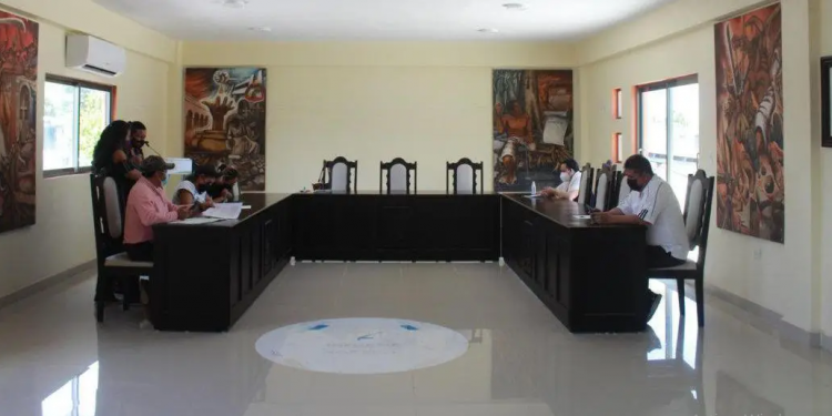 TESORERO Y OFICIAL MAYOR REHÚYEN A RENDIR CUENTAS ANTE EL CABILDO DE FELIPE CARRILLO PUERTO