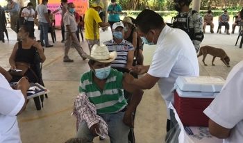 APLICA SALUD VACUNA CANSINO EN POBLACIÓN ADULTA MAYOR DE HUIMANGUILLO