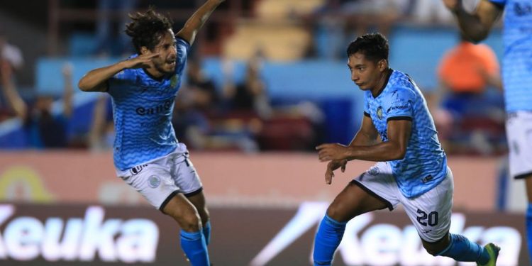 HACE ‘LA OLA’ EN LA CANCHA Y LA TRIBUNA, CANCÚN SOMETE A LEONES NEGROS